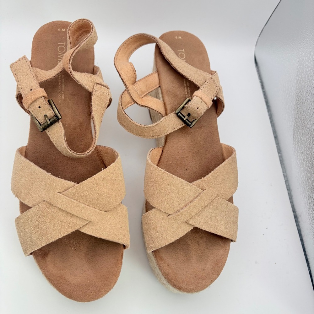Toms Womens 9 Sandals Tan Suede Espadrille Willow Wedge Platform Honey 3.5" Heel - Picture 2 of 11